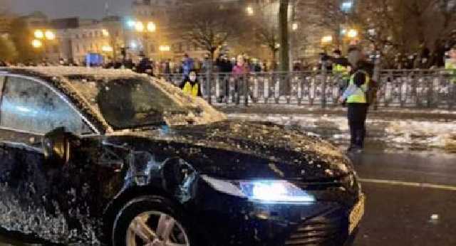 В России протестующие разгромили автомобиль с мигалкой: водителю выбили глаз