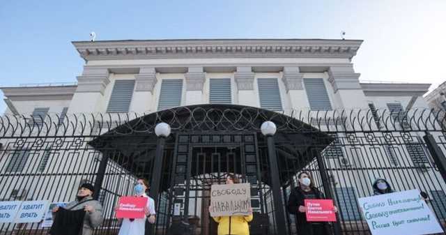 На акцию в поддержку Навального в Киеве напали националисты