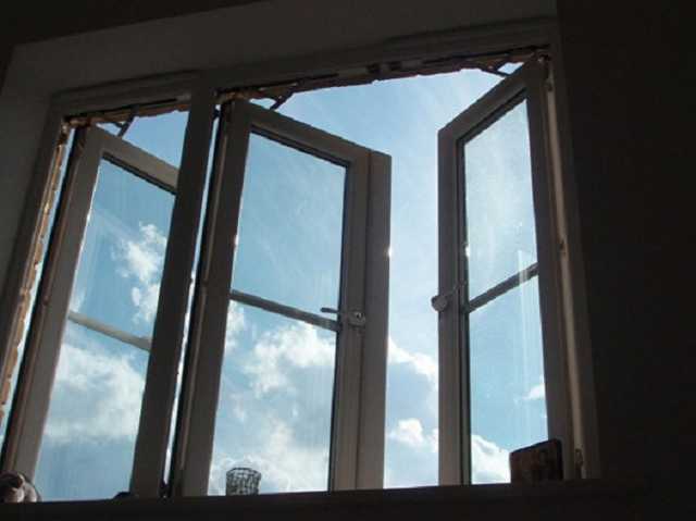 В Одессе ребенок выпал из окна многоэтажки и погиб