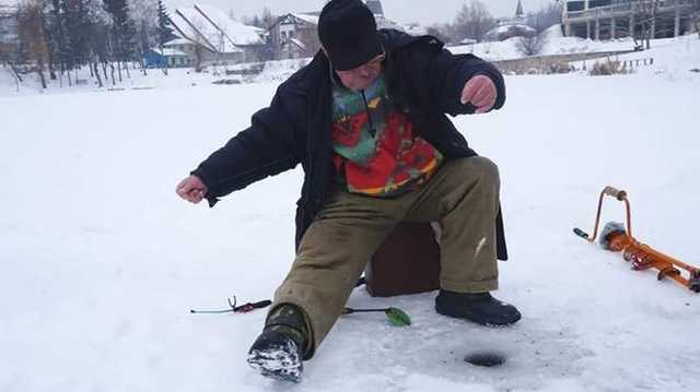 Остался ночью на льду: на Киевщине спасли от гибели рыбака