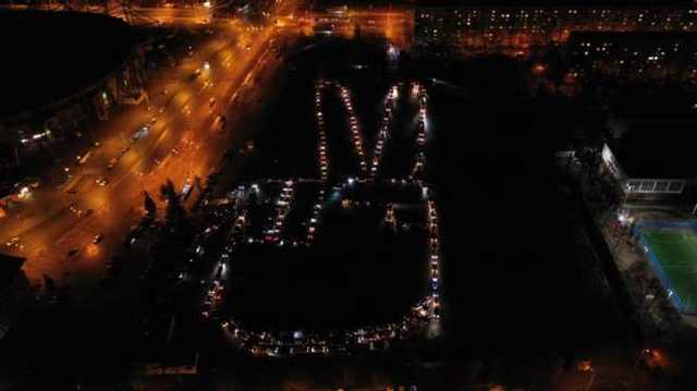 Знак победы и огни: в Харькове провели флешмоб, посвященный Кернесу