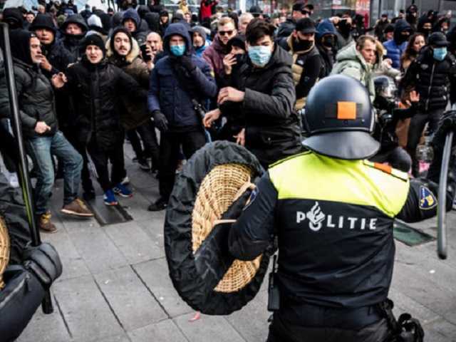 Массовые беспорядки и поджоги: что случилось в Нидерландах
