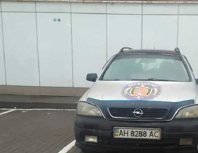 В Киеве засекли автомобиль с эмблемой спецподразделения ФСБ России