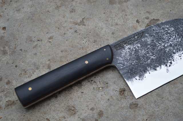 В Киеве мужчина напал с ножом на родного племянника, а затем сбежал