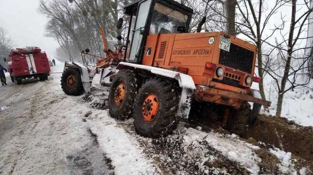 На Волыни техника для уборки снега застряла в снегу, который убирала
