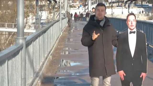 В Житомире провели экскурсию по городу картонной фигуре Илона Маска