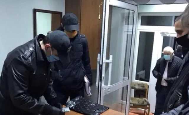 Попавшийся на взятке сотрудник ГФС может вернуться на службу – СМИ