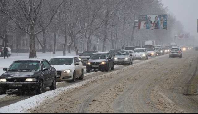 Одессу засыпало снегом: город закрыли для грузовиков, транспорт стоит в пробках