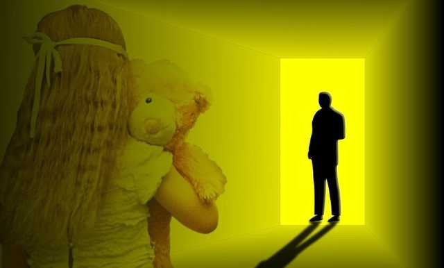 На Прикарпатье 65-летний мужчина регулярно насиловал 11-летнюю девочку: она родила ребенка