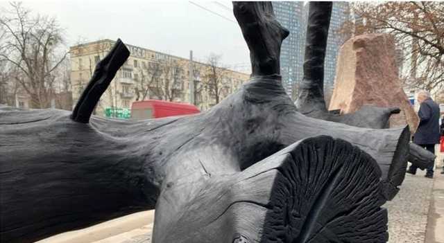 Зеленский открыл в Киеве арт-объект, который позволяет заглянуть в оккупированный фашистами Киев