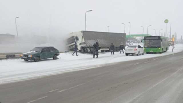 Под Николаевом фура влетела в теплотрассу и оставила без отопления целый город
