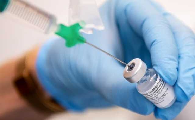 Массовая вакцинация будет согласно плану: Степанов о прогнозе The Economist