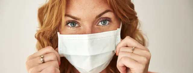 Инфекционист назвала последствия ношения двух масок одновременно