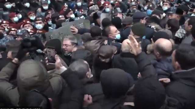 В Ереване протестующие против Пашиняна попытались захватить здание Генпрокуратуры