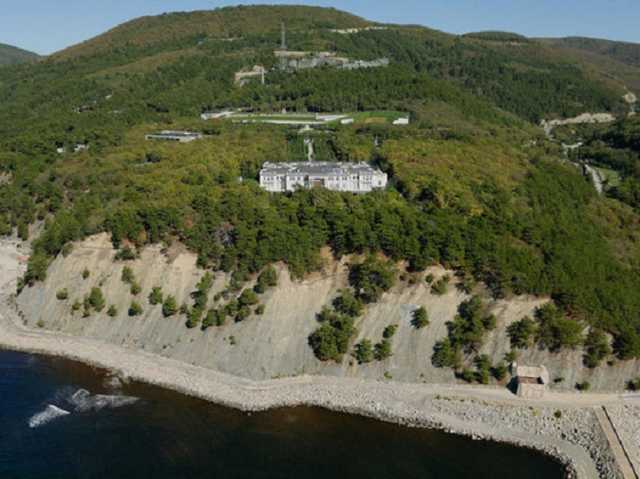 С казино, но без стриптиза: раскрыта еще одна тайна "дворца Путина"