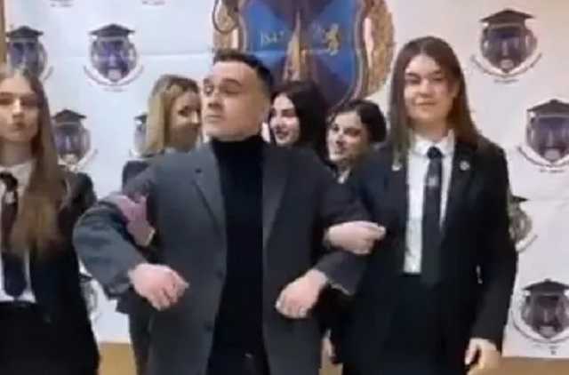 Студенты Черновицкого юридического колледжа прошлись под русский шансон