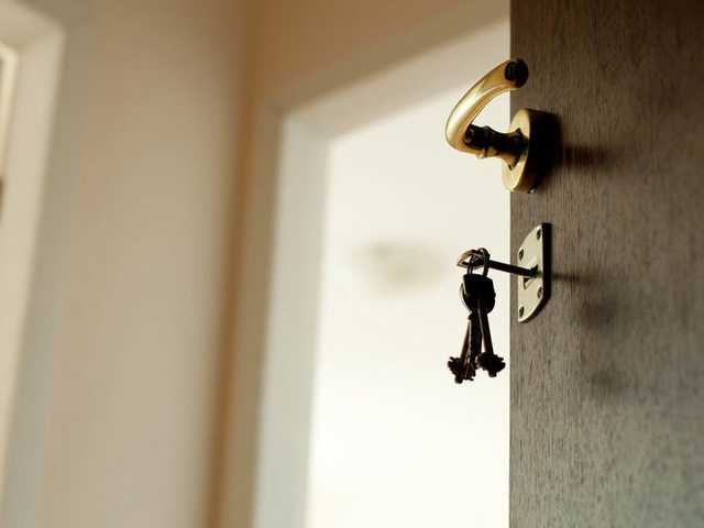 В Киеве безнаказанно отжимает квартиры рецидивист, который в розыске уже пятый год