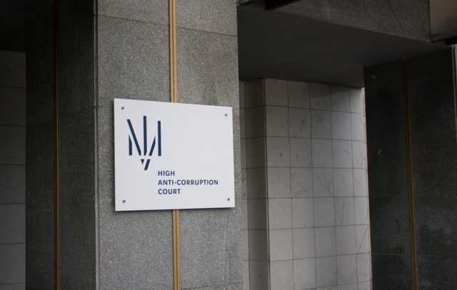 Взятка Холодницкому: суд вернул часть залога за экс-налоговика