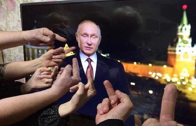 «Навальный запустил лавину»: рейтинг Путина пробил минимум за 10 лет — Bloomberg