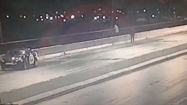 В Днепре таксист спас женщину, которая собиралась прыгать с моста