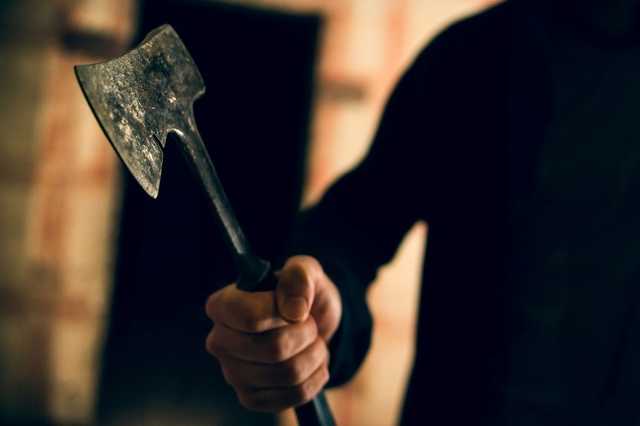 В ходе ссоры из-за наследства россиянин отрубил сестре голову