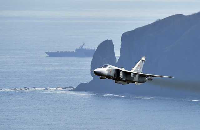 Российский Су-24 пронесся возле корабля НАТО в Черном море