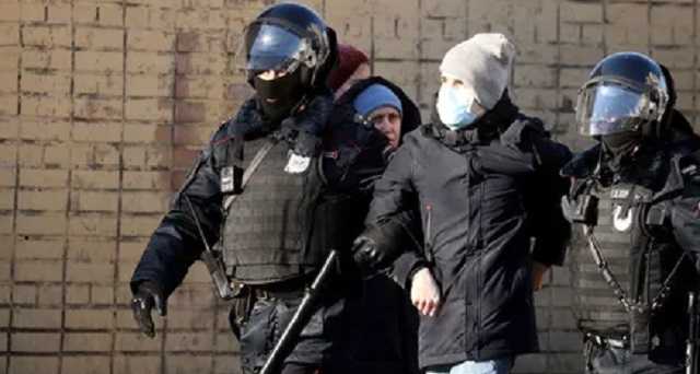 Холодная гражданская война в России: жизнь превращают в ад