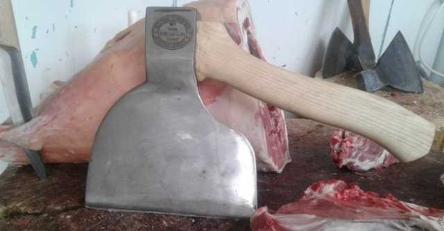 Нa Xepcoнщинe мяcник нaпaл нa жeну cо своим «орудием труда»