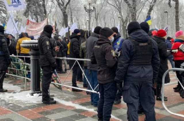 В Киеве полиция перешла на усиленный режим в правительственном квартале из-за акций