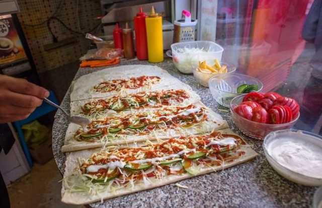 У Києві продавець шаурми обматюкав журналістів і покусав оператора