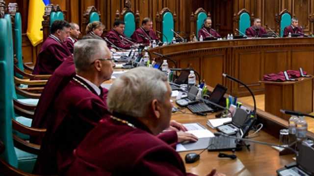 Судьи КСУ получают 300 тысяч ежемесячно и требуют доплат, – представитель Зеленского