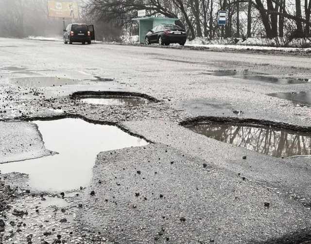 Под Харьковом асфальт сошел с трассы вместе со снегом