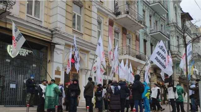 "Забрать сына из Рады": митингующие ФОПы пришли к офису матери Гетманцева