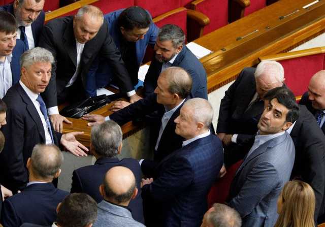 Это всего лишь запоздавшая гигиеническая процедура – Казарин о санкциях против пророссийских сил