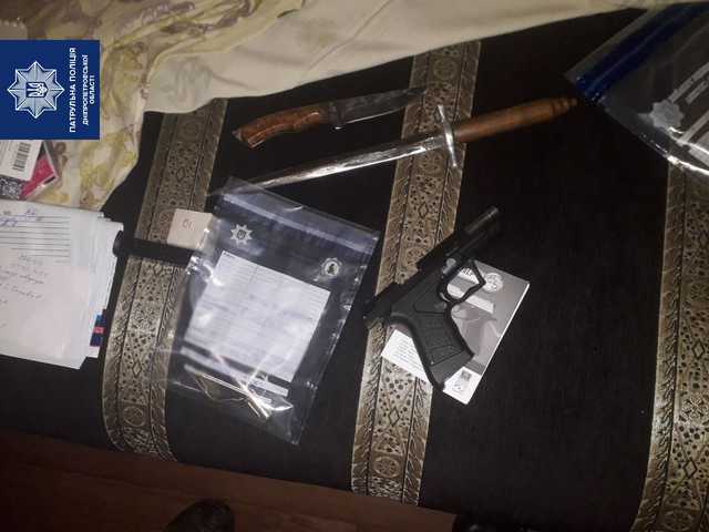 У Дніпрі чоловік погрожував матері пістолетом та сокирою