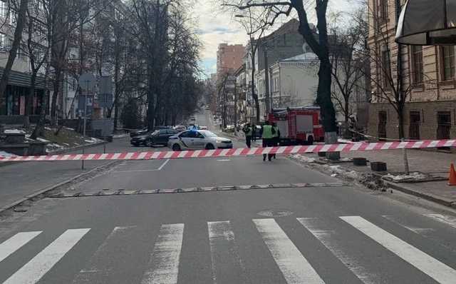 В Киеве на улице обнаружили подозрительный предмет: движение перекрыто