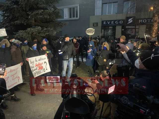 К телеканалам "Интер" и "Наш" пришли активисты и потребовали их закрытия