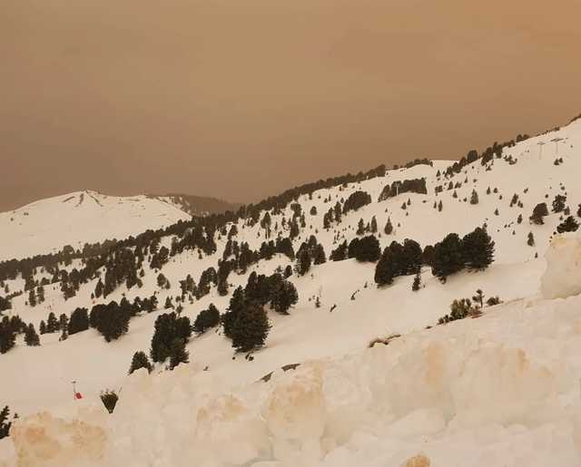 Небо над Францией внезапно стало оранжевым. Фото редкого явления