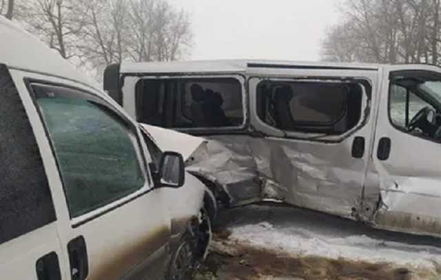 На Тернопольщине Opel занесло на трассе и выбросило на "встречку": девять пострадавших