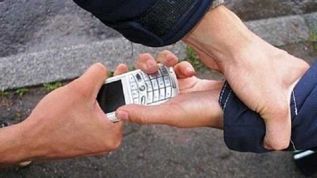 Во Львовской области мальчик отобрал телефон у грабителя