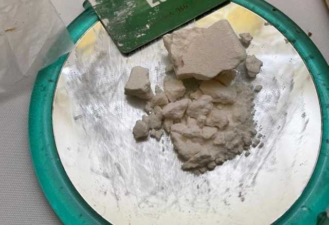 У Харкові вдома у 24-річної дівчини знайшли наркотики на 800 тисяч гривень