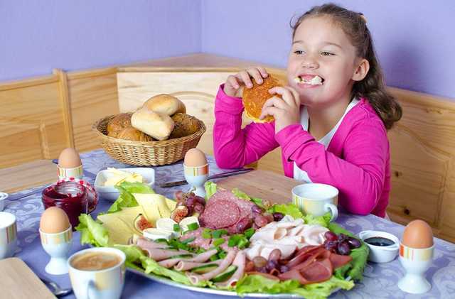 Доктор Комаровский объяснил украинцам, почему нельзя кормить чужих детей