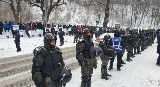 Журналисты закрытых Зеленским каналов Медведчука вышли на протест