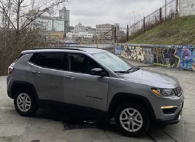 Топ-чиновник «Укрзализныци» купил Jeep за 320 тысяч
