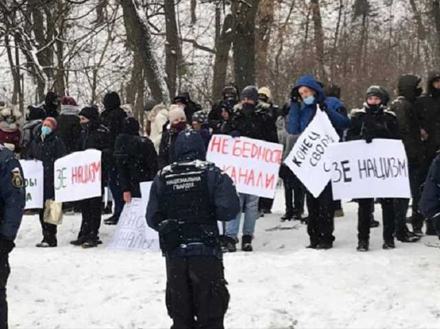 Пикет с плакатом «Зе фашизм» вышел к Зеленскому