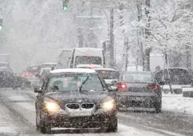 В Украине усилилась снежная буря, ограничили движение фур: список дорог