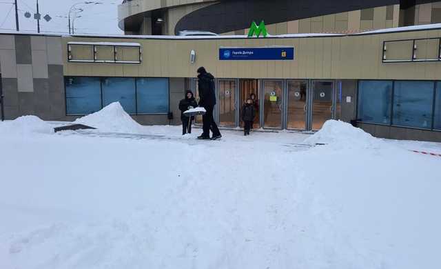 Снегопад в Киеве: коммунальщики не успевают чистить улицы