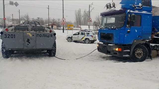 В Киеве на дороги вывели БТР для борьбы с непогодой