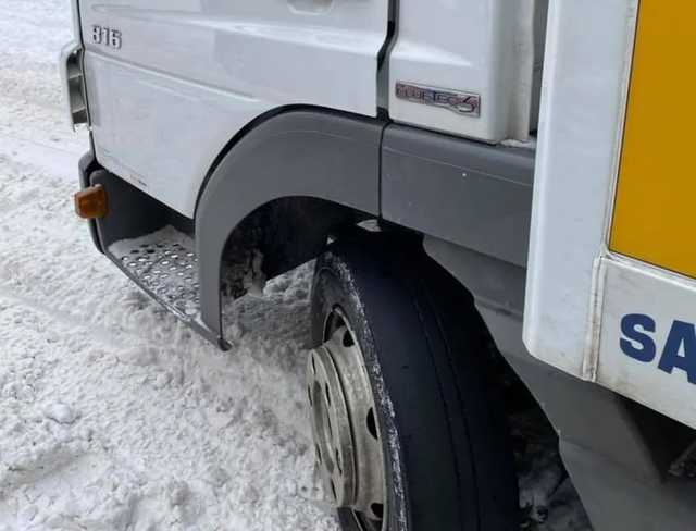 Украинцам показали авто "Укрпочты" на "лысой" резине: руководитель оправдался