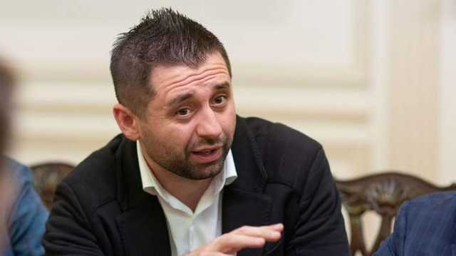 Заберут ли аккредитацию у журналистов заблокированных медведчуковских каналов: ответ Арахамии